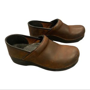 Dansko brown rubbed leather clogs excellent condition sz 6.5
